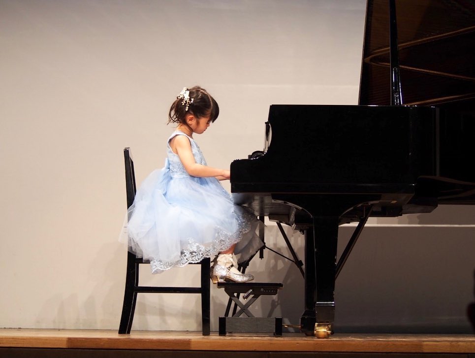 ピアノ発表会の子供用衣装の選び方 おすすめドレスショップ10選 | 一般